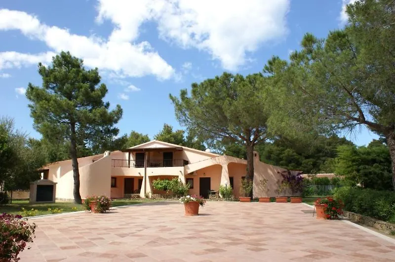 Hotel Li Cupulatti Budoni 2*,